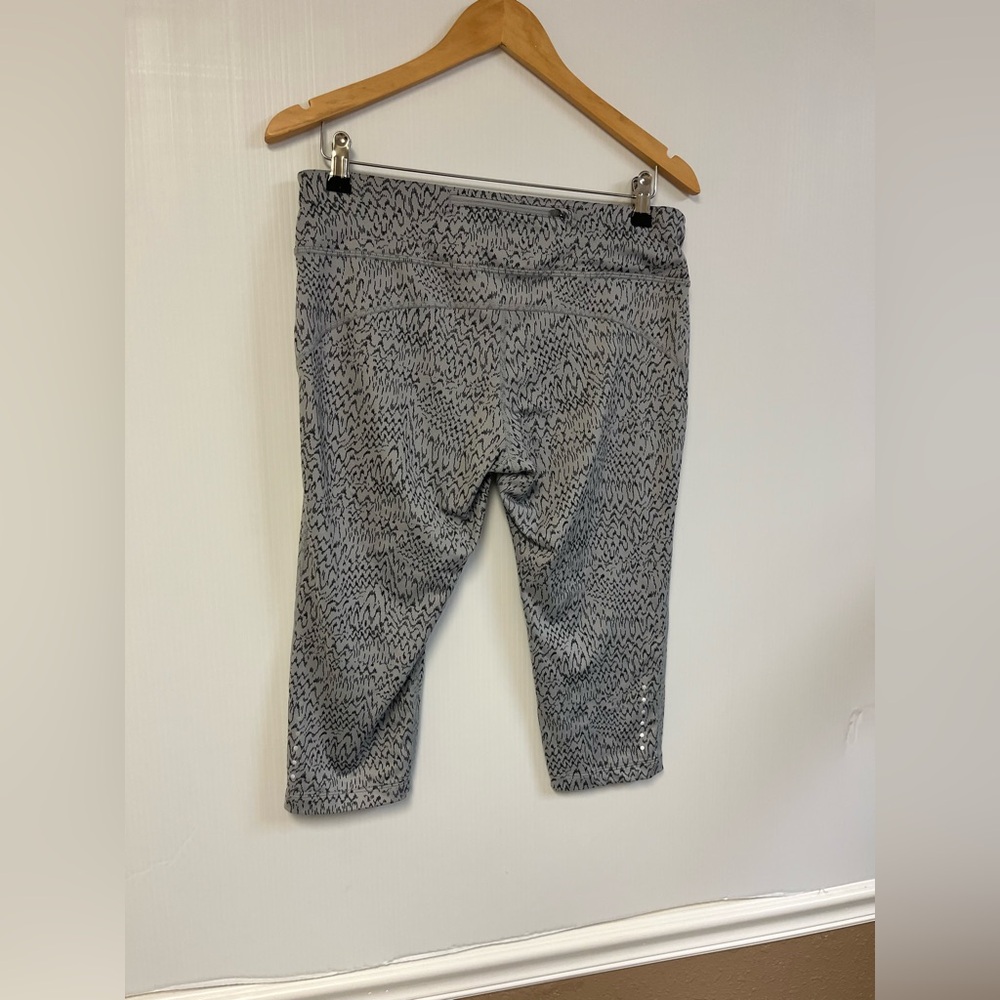 Nike Dri-FIT Grey/Black Mid Rise Cropped Leggings - Picture 2 of 4